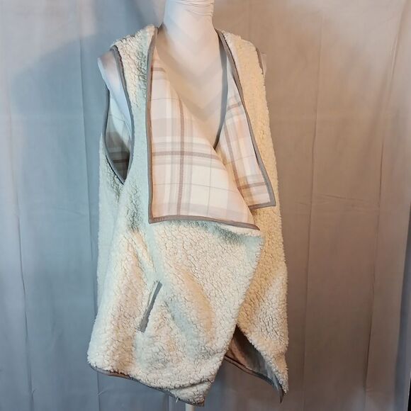 Est. 1946 Reversible Sherpa / Plaid Winter Vest - Picture 1 of 9